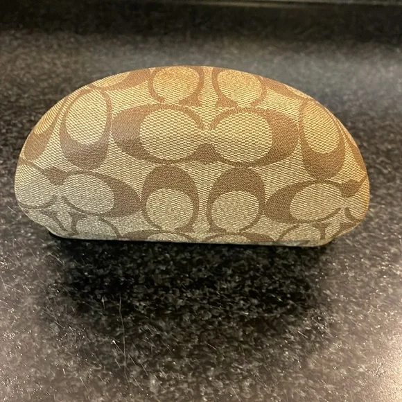 Coach: Signature “C” Hard Sunglass Case - Picture 5 of 8